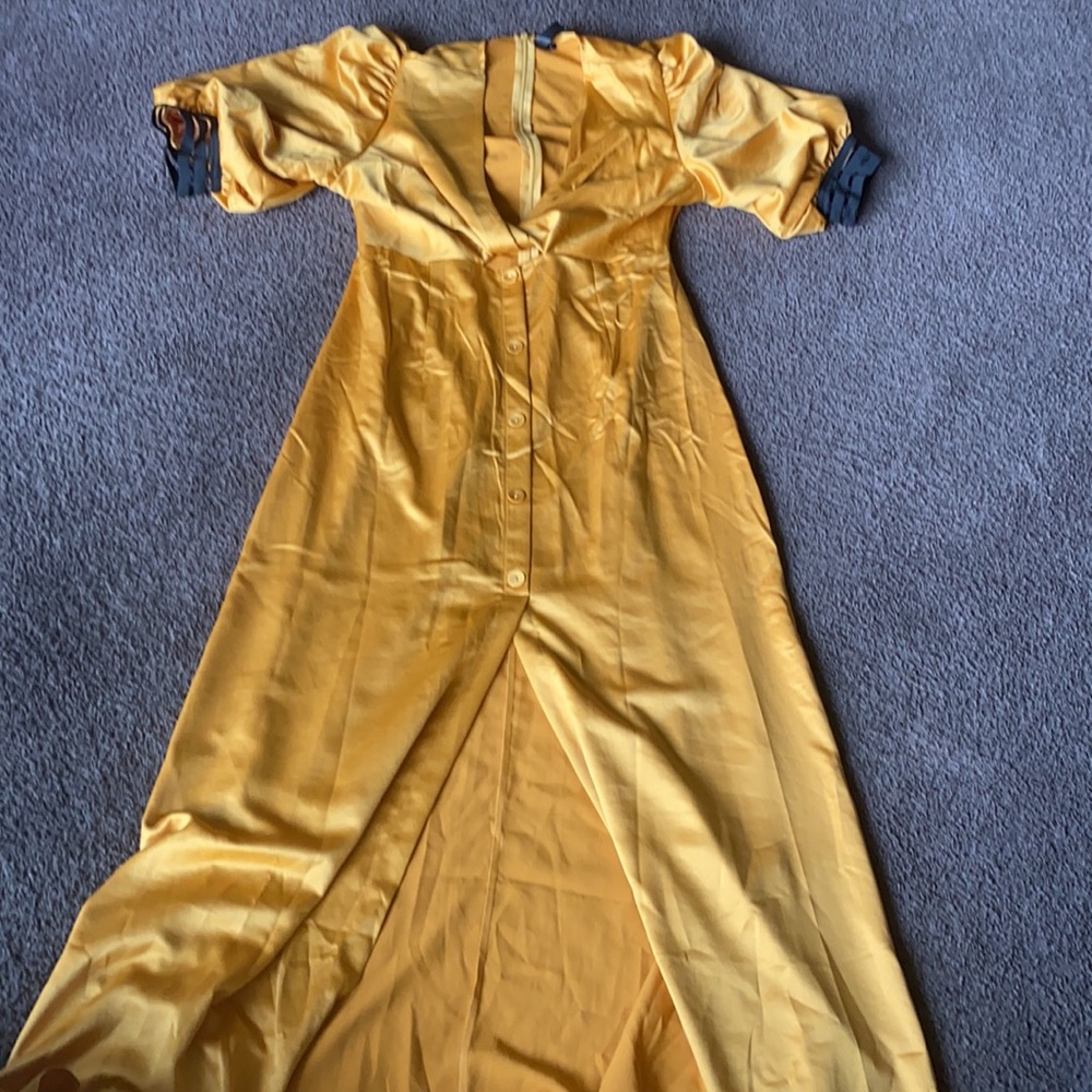 Cleaning up closet clothes for cheap 5$ each - Picture 2 of 8